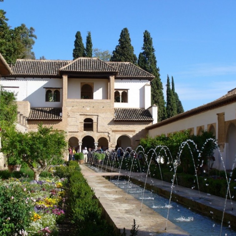 سحر العمارة الأندلسية في غرناطة بواسطة Patrick Mcquarrie