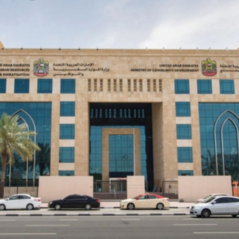 الإمارات الموارد البشرية تلزم 5 أنشطة تجارية بمسحة الأنف كل 14 يوما