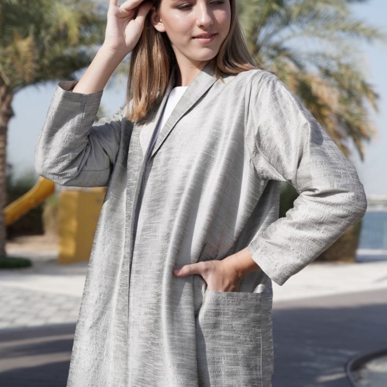 عباية رمادية كاجوال بلمسات التطريزات البارزة من تصميم  19 ELEVEN