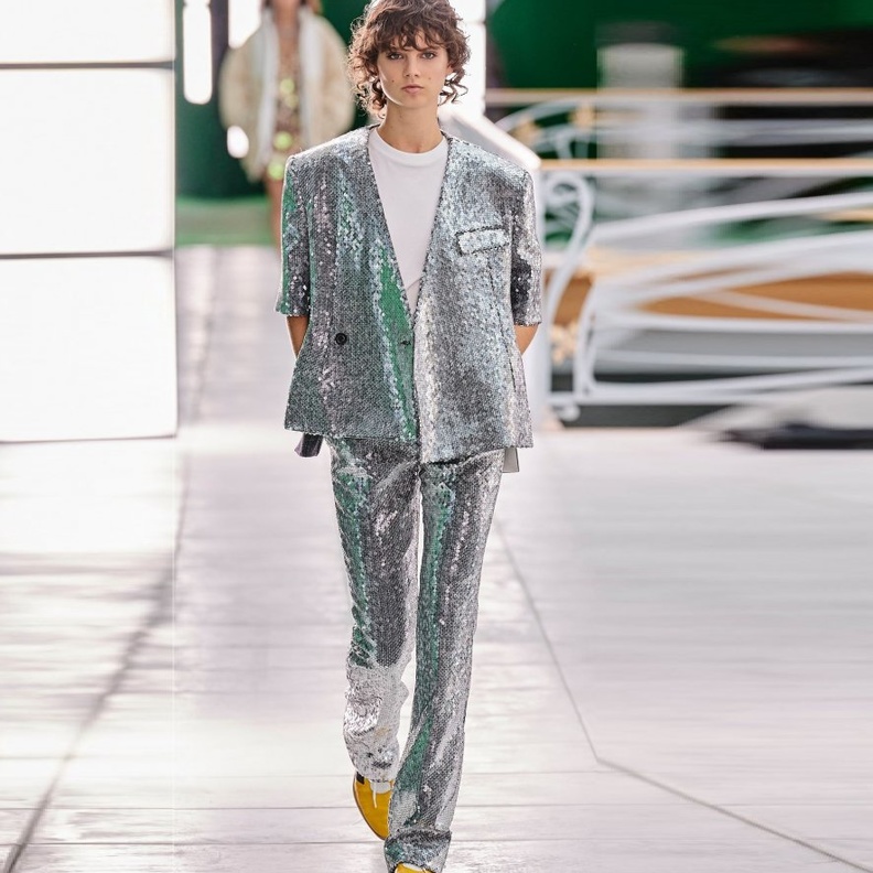 موديلات ملابس بأقمشة الترتر مع البدلات الفضية من دار Louis Vuitton