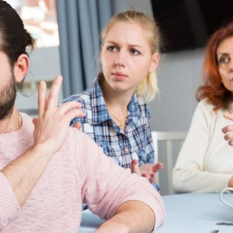 كيف تتعامل الزوجة مع كره الزوج لأهلها