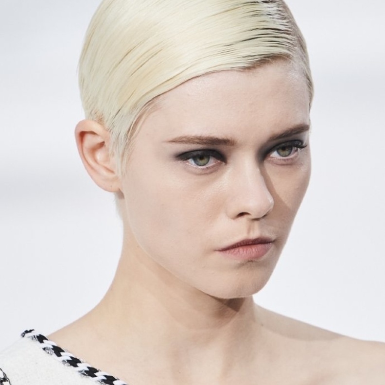 تسريحات شعر مبللة مع القصة الذكورية من دار Chanel