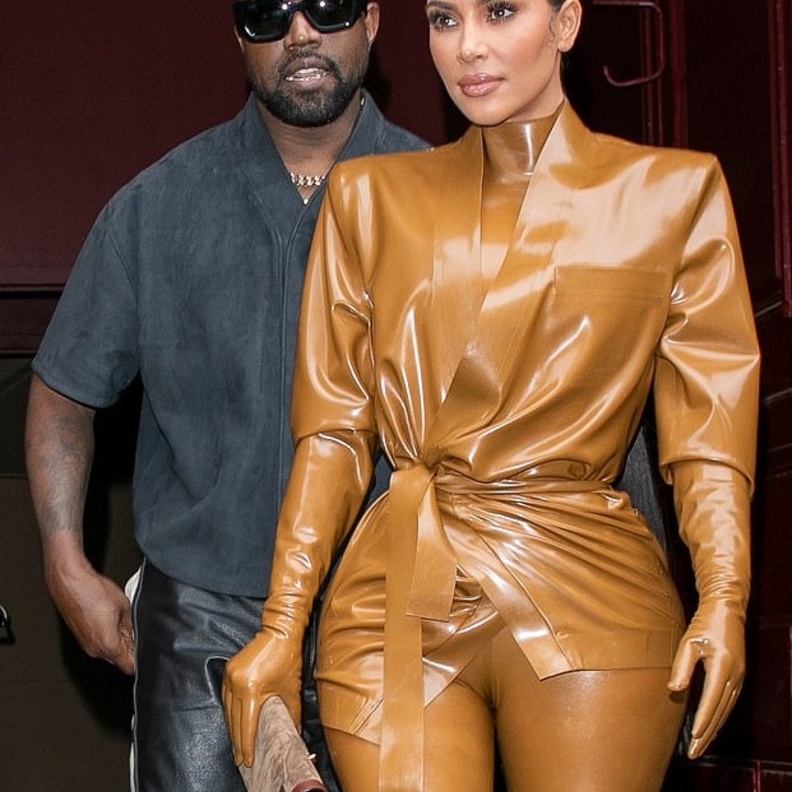 رصدت الكاميرات نهار أمس أحدث إطلالات كيم كارداشيان 