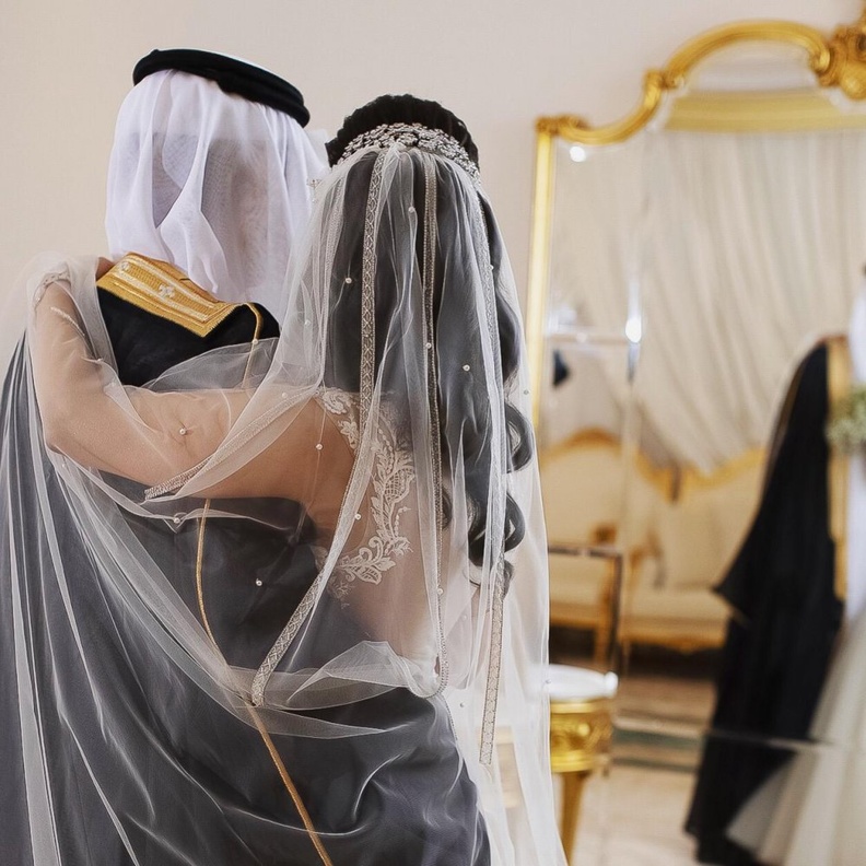 لقطة لعروسين بكاميرا المصورة انفال القحطاني