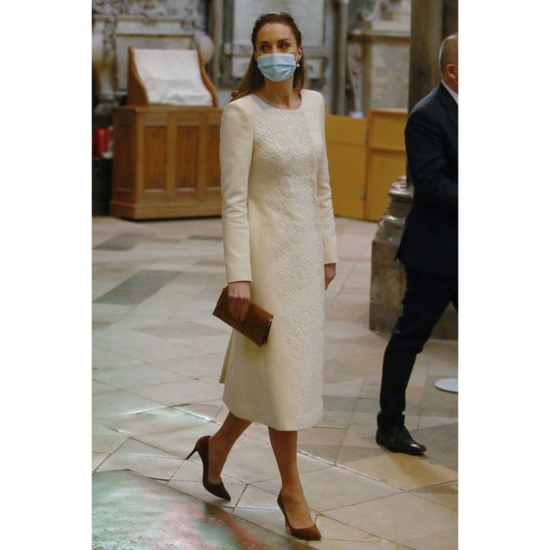 كيت نسّقت مع اللوك حقيبة Metier Roma  مع حذاء ستيليتو Jimmy Choo