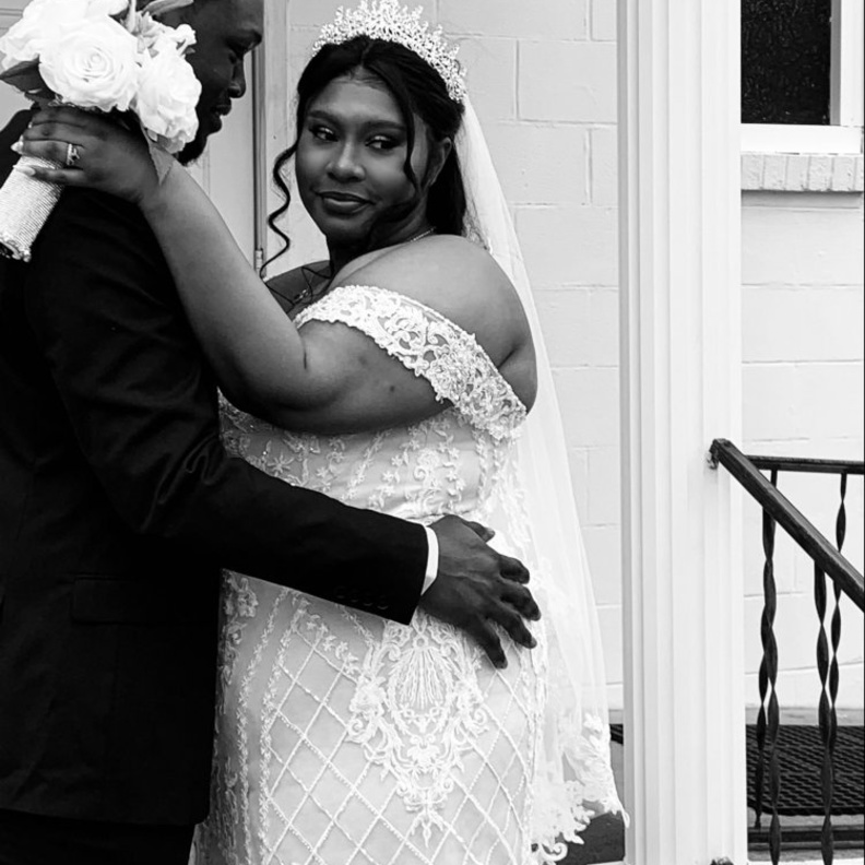  العروس تشكر ميسي إليوت