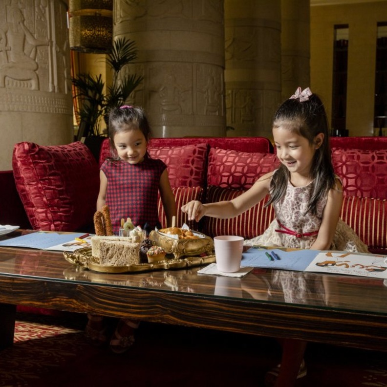  اختبري باقة الإقامة العائلية في رافلز دبي لعطلة الربيع