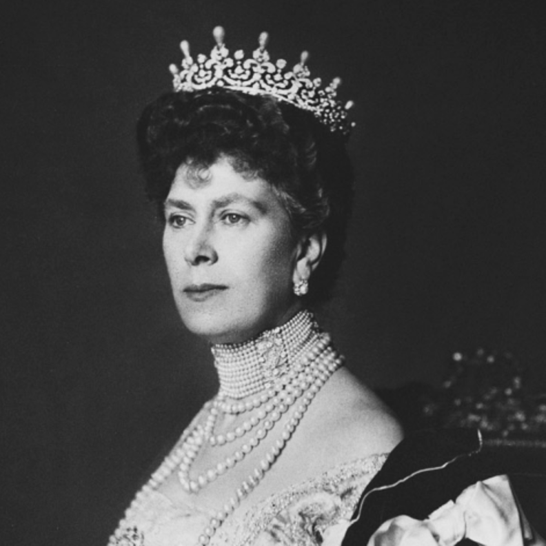 في ذكرى وفاتها.. أجمل مجوهرات الملكة ماري تك