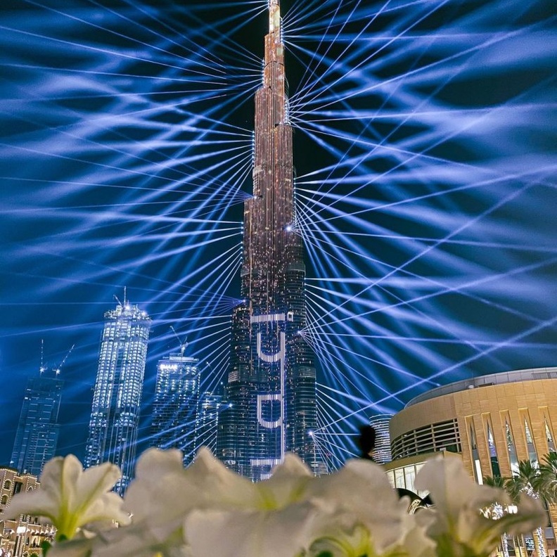 لقطة مميزة لأسرة من أمام برج خليفة - المصدر asmer_eliyo