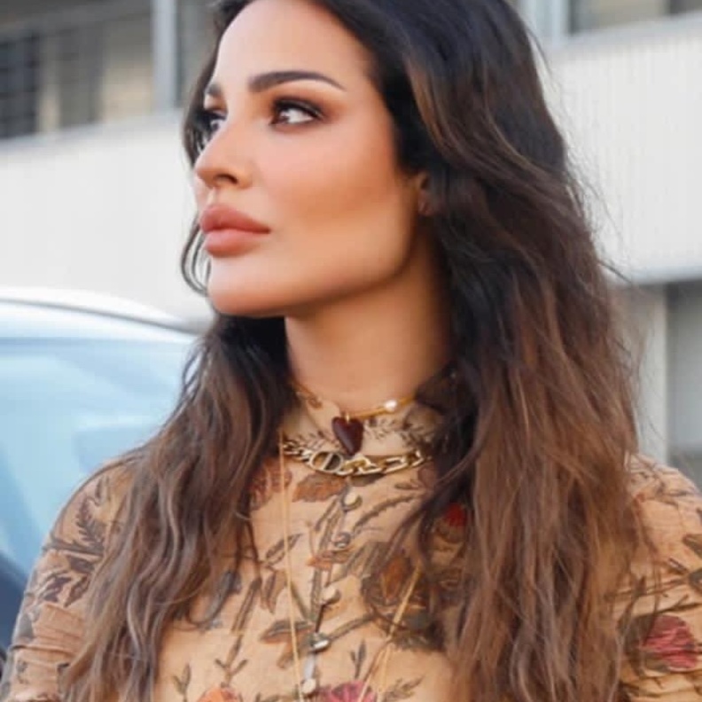 نادين نجيم تعود الى اللوك الغجري بأحدث اطلالة جمالية لها 