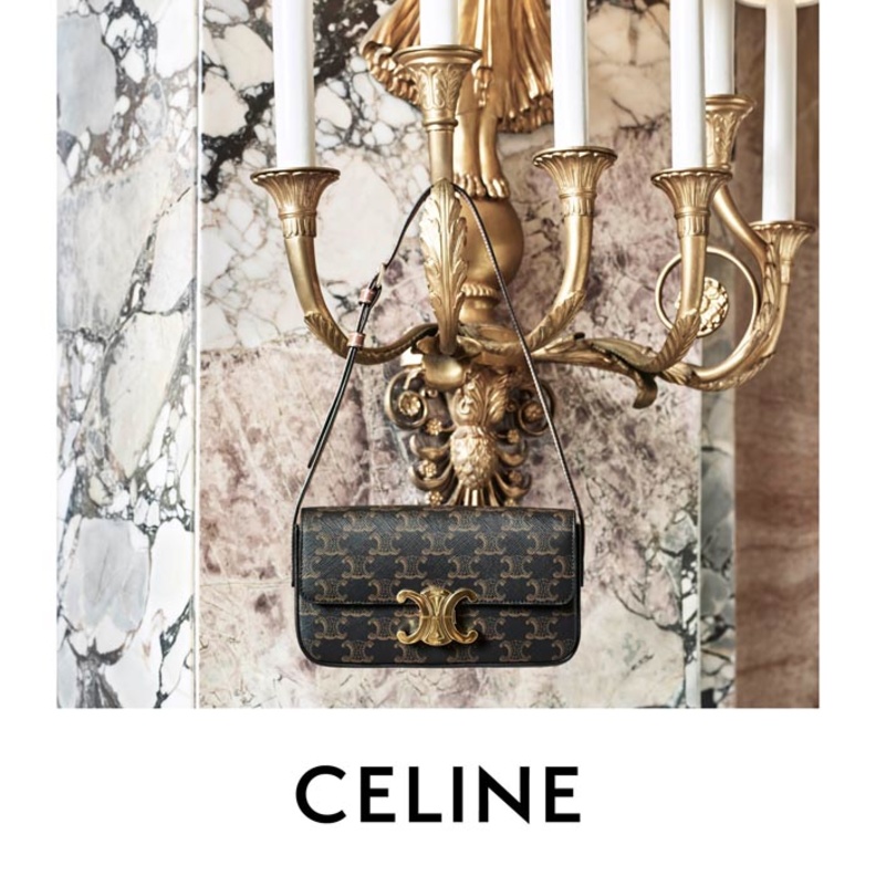 العارضة العالمية كايا غربر بحقيبة TRIOMPHE من Celine