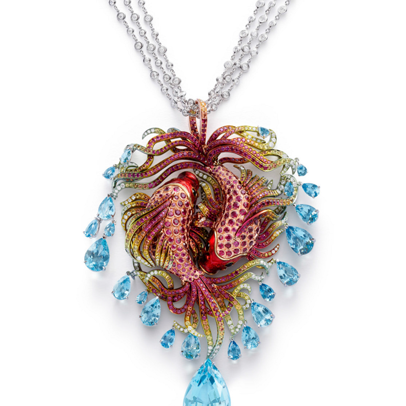 من مجموعة "ريد كاربت" Red Carpet من "شوبارد" Chopard، عقد من الذهب الأخلاقي والبلاتين مرصع بنحو 27.98 من الياقوت ونحو 6.91 من الصفير الملون ونحو 66.24 قيراط من الزبرجد ونحو 17.27 قيراط من الماس.