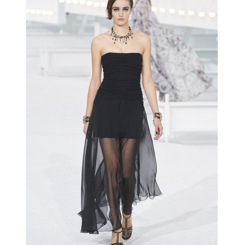 اطلالات انيقة باللون الاسود مع الفساتين القصيرة مع التول من دار CHANEL