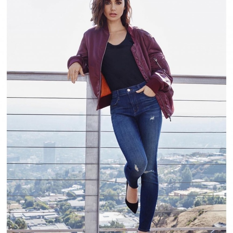 طرق تنسيق بنطلون الجينز من وحي ليلي كولنز