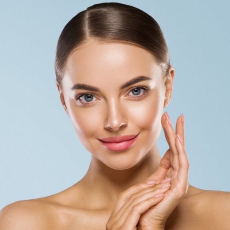 نصائح هامة قبل وضع المكياج لصاحبات البشرة الدهنية لضمان ثباته