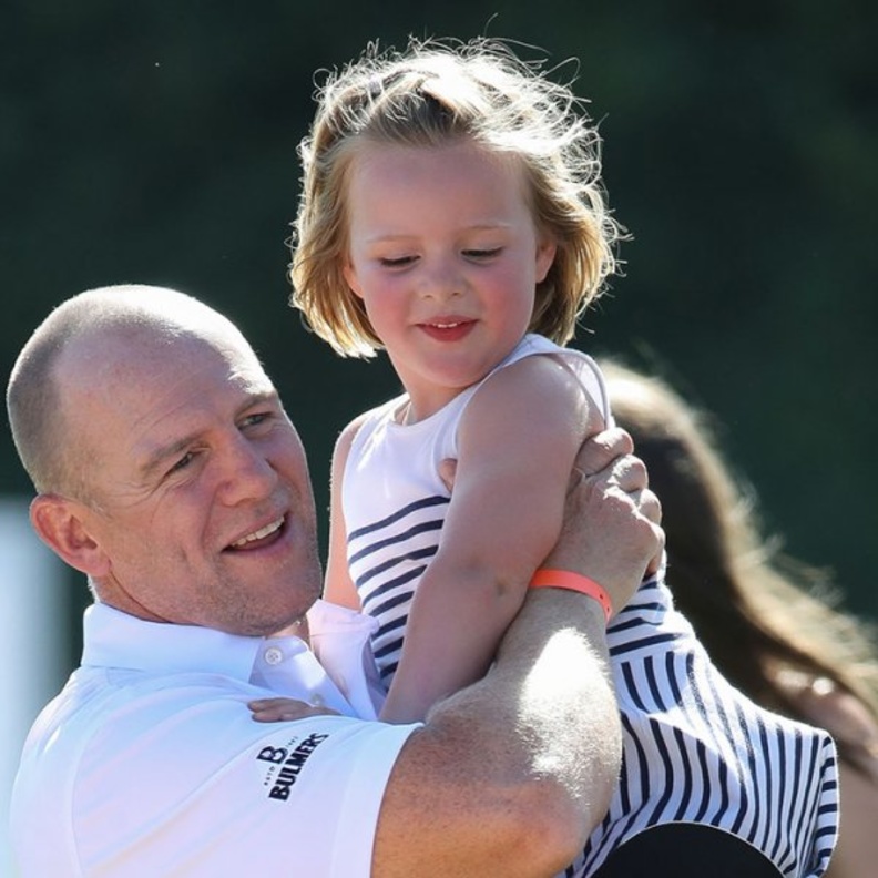 مايك تيندال يكشف عن ردة فعل ابنتيه على مولد شقيقهما الأصغر