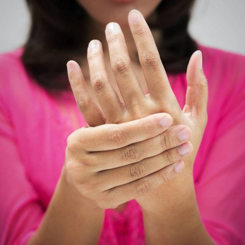 هل يسبب التهاب الاعصاب باليد الشعور بالالم وكيف يمكن التشخيص