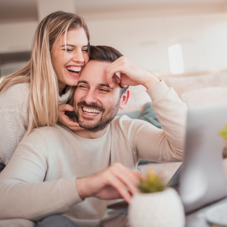 عندما تقوم بتعابير الوجه الملائمة فمن المرجح أن تجذب إليك الجنس الآخر