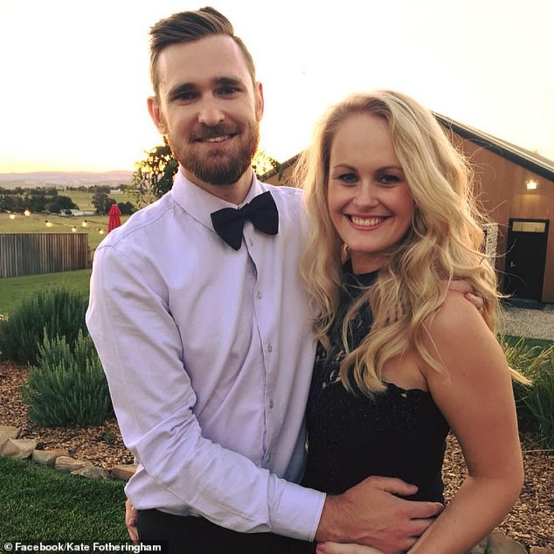 عروس تطلب المساعدة للوصول إلى حفل زفافها بعد أن حجزتها السيول