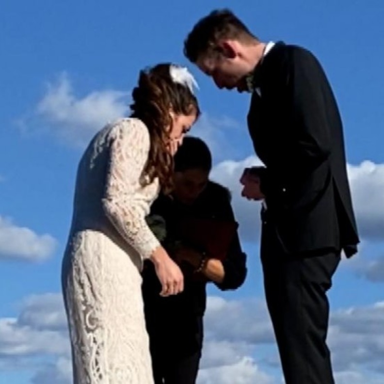 غواص يعثر على خاتم زواج سقط بالخطأ في بحيرة