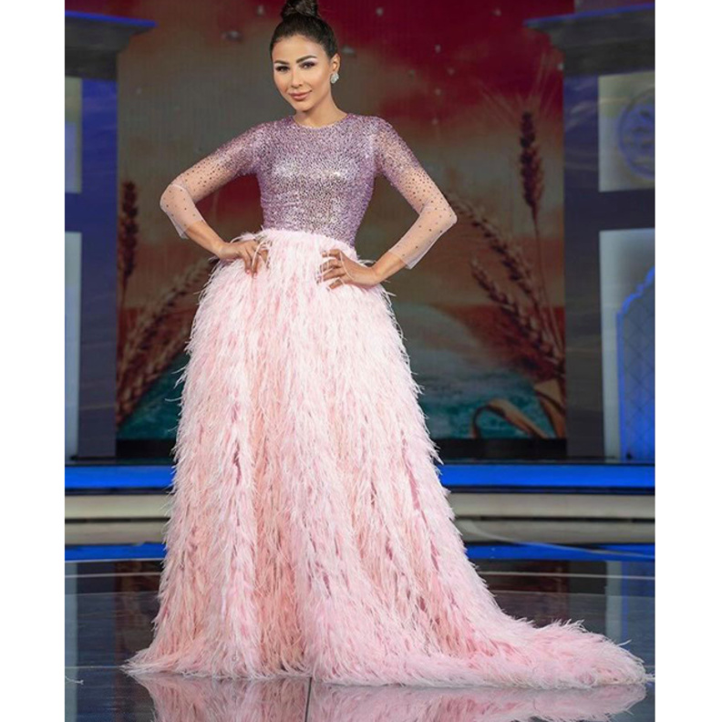 أناقة النجمة مهيرة عبدالعزيز بفستان زهري براق مع الريش