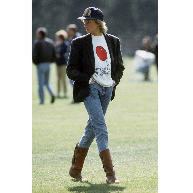 من إطلالات الأميرة ديانا الأيقونية تنسيق البنطلون الدنيم مع الهودي والبليزر الأوفر سايز