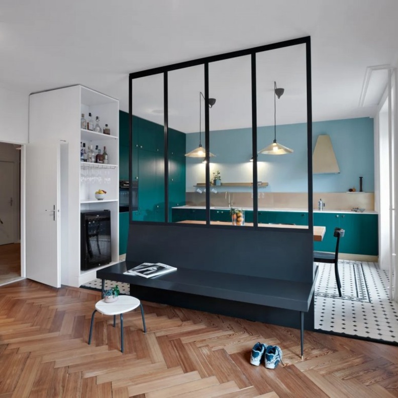  فاصل بإطار معدني أسود تعزل المطبخ عن المنزل