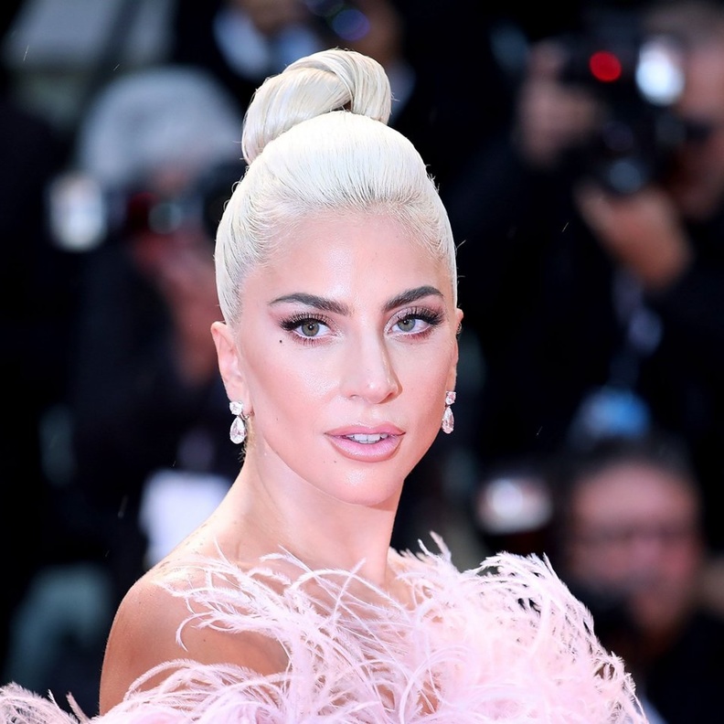  مكياج أنثوي مع تسريحة كعكة الشعر بأسلوب ليدي غاغا