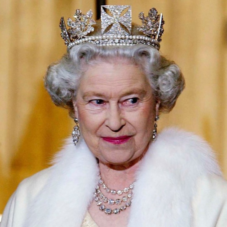 بمناسبة عيد ميلاد الملكة إليزابيث الـ 95.. هدايا تذكارية من الخزف الصيني