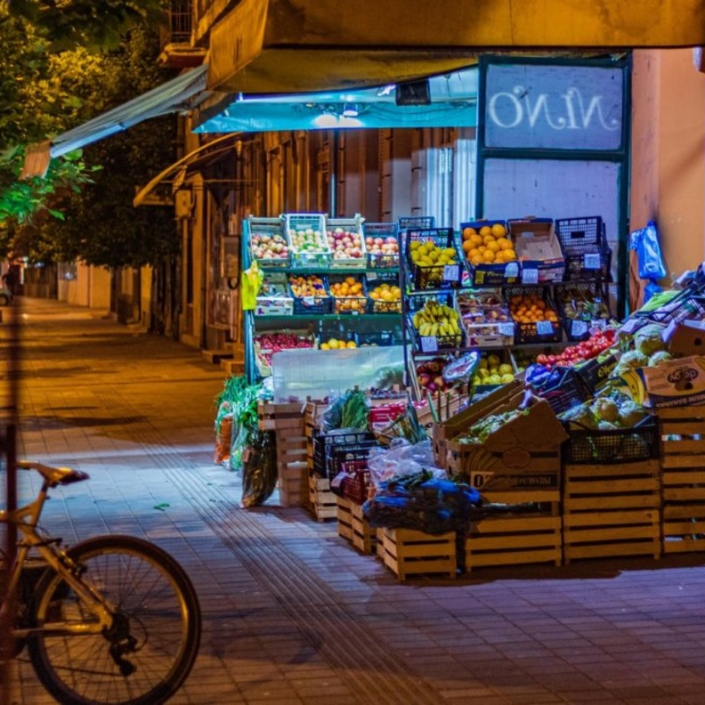 المقاهي تمثل أهمية كبيرة للصربيين ويمكنك أن تجد الكثير منها في مختلف أنحاء الصرب Dimitar Kazakov