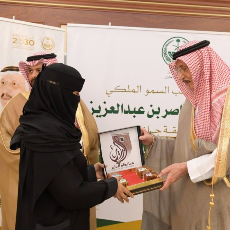 سارة المالكي تقدم باقة من العطور للامير محمد بن ناصر بن عبدالعزيز امير منطقه جازان