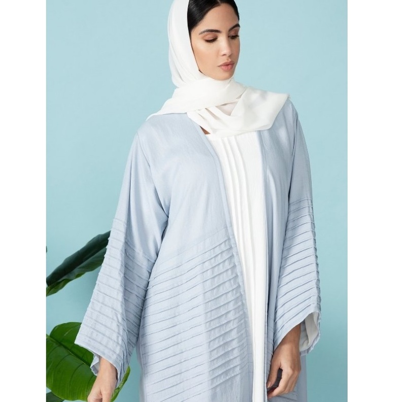 الأزرق السماوي الفاتح بتصميم عباية بلمسات من الكشاكش الناعمة من ALBATROSS