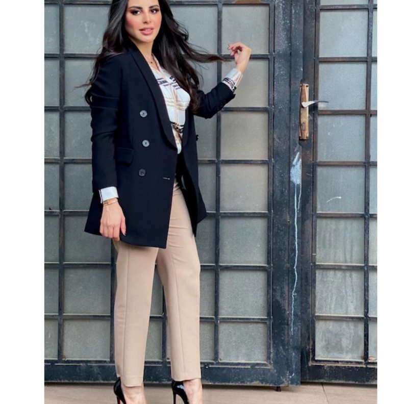 اطلالات ناعمة للدوام مستوحاة من مقدمة البرامج لمياء غالب