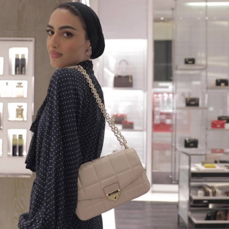 التنسيقات المفضلة للمؤثرة يارا النملة من متجر مايكل كورس الرياض