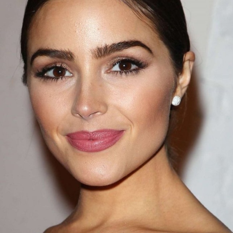 رسمات حواجب طبيعية مستوحاة من أسلوب النجمات العالميات 2021