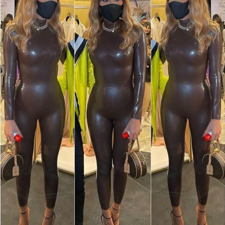 نسّقت مع هذا اللوك سلسالاً ذهبياً حول ياقتها وحملت حقيبة من مجموعة Louis Vuitton