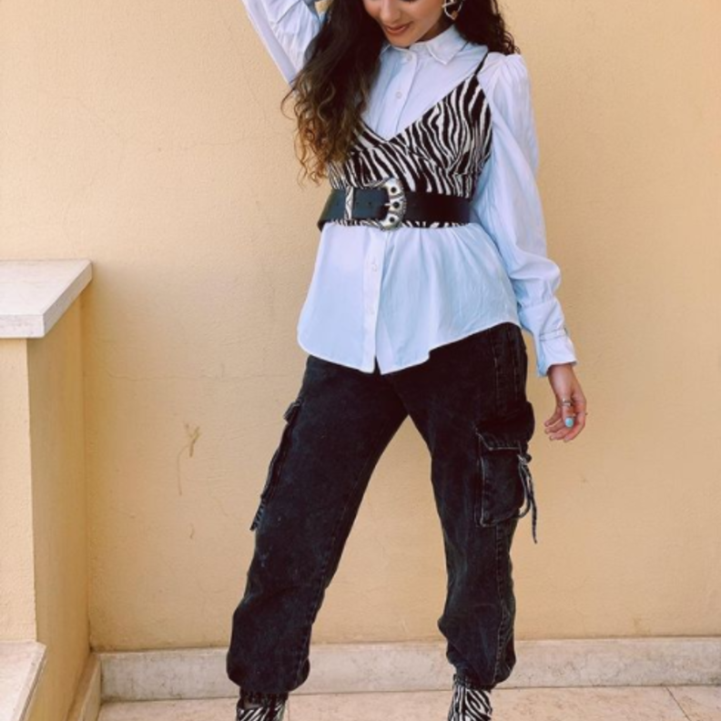 إختارت البنطلون بقصة واسعة نسّقت معه القميص الطويل الأوفر سايز