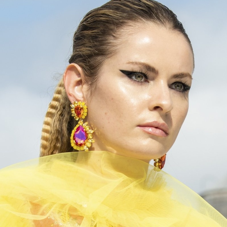 جرأة الاسود بماكياج عيون دراماتيكي من منصات ربيع 2021