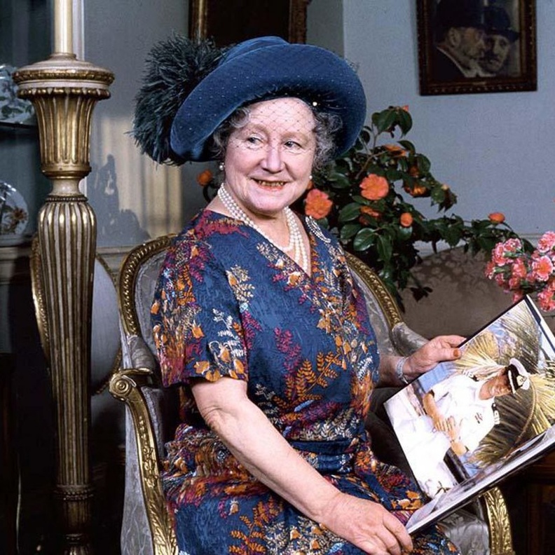 في ذكرى وفاة إليزابيث الأم.. من هي الدوقة "المبتسمة" التي ساندت العائلة المالكة البريطانية؟