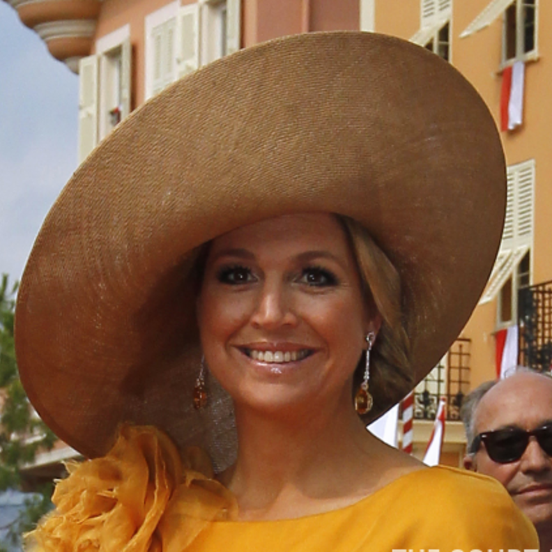  الملكة ماكسيما ترتدي أقراط مرصعة بحجر السترين citrine