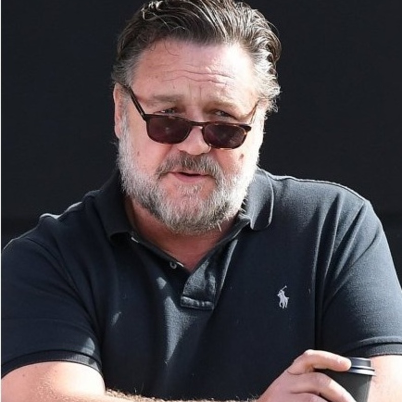 وفاة والد راسل كرو