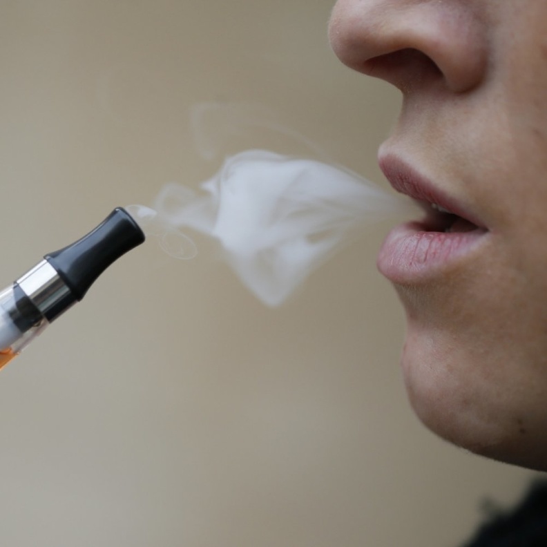 هل مدخن السجائر الالكترونية اكثر عرضة للاصابة بفيروس كورونا الجديد