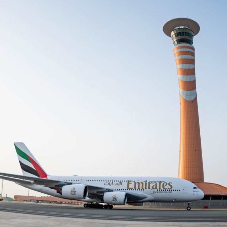 طيران الإمارات أول ناقلة تشغل طائرة A380 إلى المبنى 1 بمطار الملك عبد العزيز الدولي