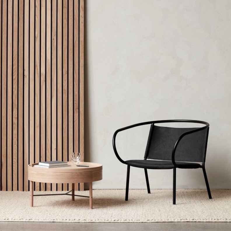 المعدن باللون الأسود في تصميم كرسي مريح وعصري