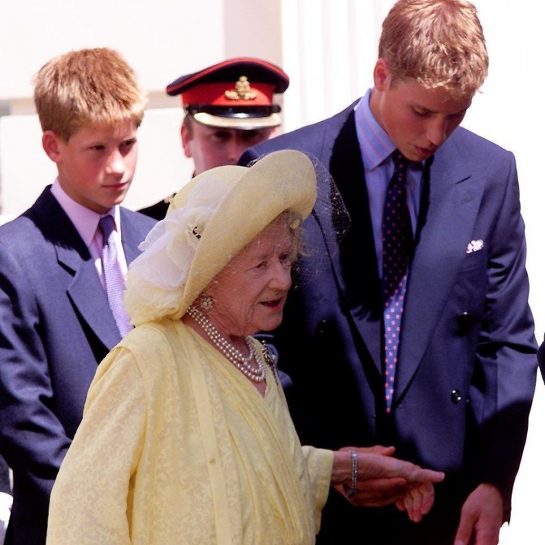 لماذا أوصت الملكة إليزابيث الأم نصيبا أكبر من ميراثها للأمير هاري؟