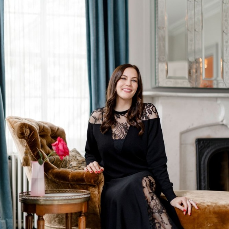 عملت ليف تايلور مع مصممين الديكور لإعادة تجديد المنزل بعد شرائها له