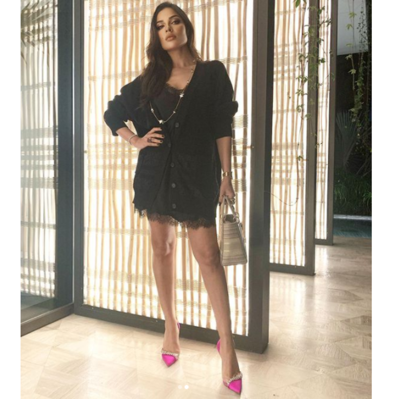 تألقت بالفستان القصير مع الكارديغان الأوفر سايز والحذاء باللون الفوشيا