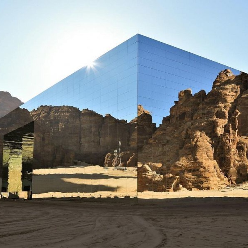 مسرح المرايا أحد أروع الوجهات السياحة في العلا  