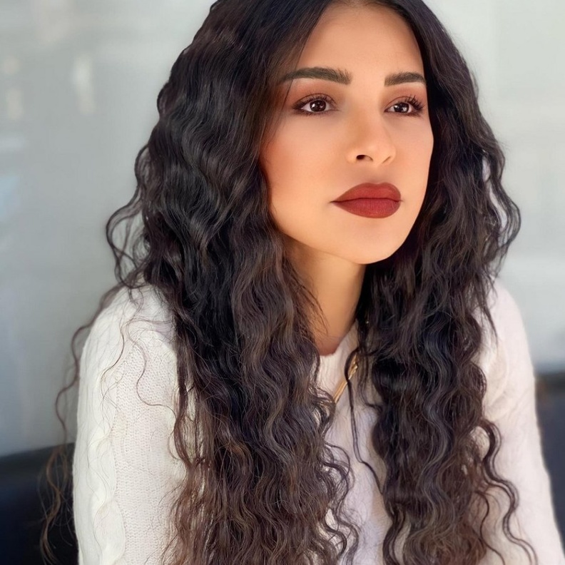 تسريحات شعر نادين نجيم وماغي بو غصن بالإطلالة الغجرية من ناسبتها أكثر