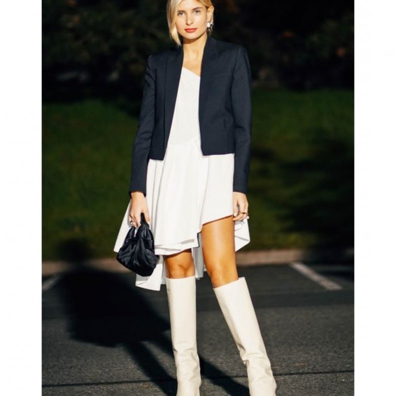  افكار لتنسيق البوت الابيض الطويل مع الجزمة والفستان